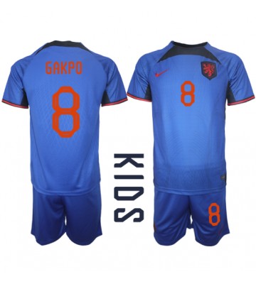 Holland Cody Gakpo #8 Replika Babytøj Udebanesæt Børn VM 2022 Kortærmet (+ Korte bukser)
